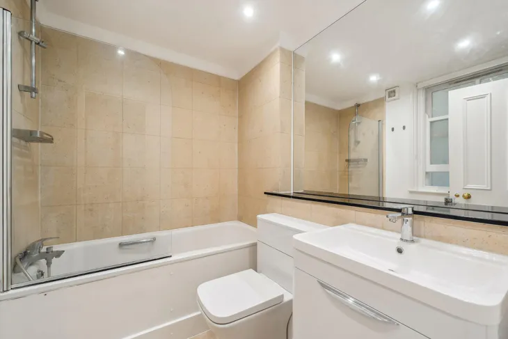 Flat Courtfield Gardens in Greater London