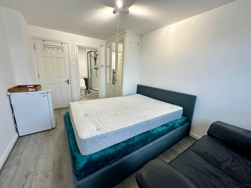 Room Stewart Street in Greater London