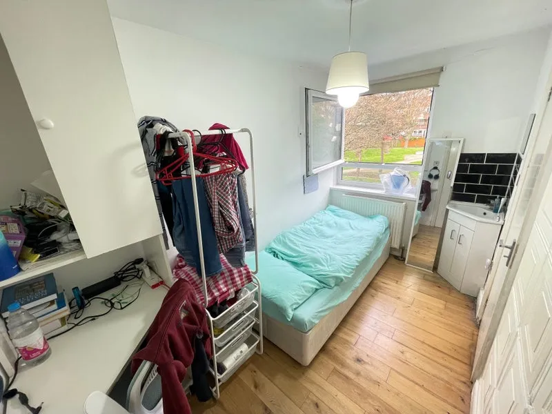 Flat Stranraer Way in Greater London