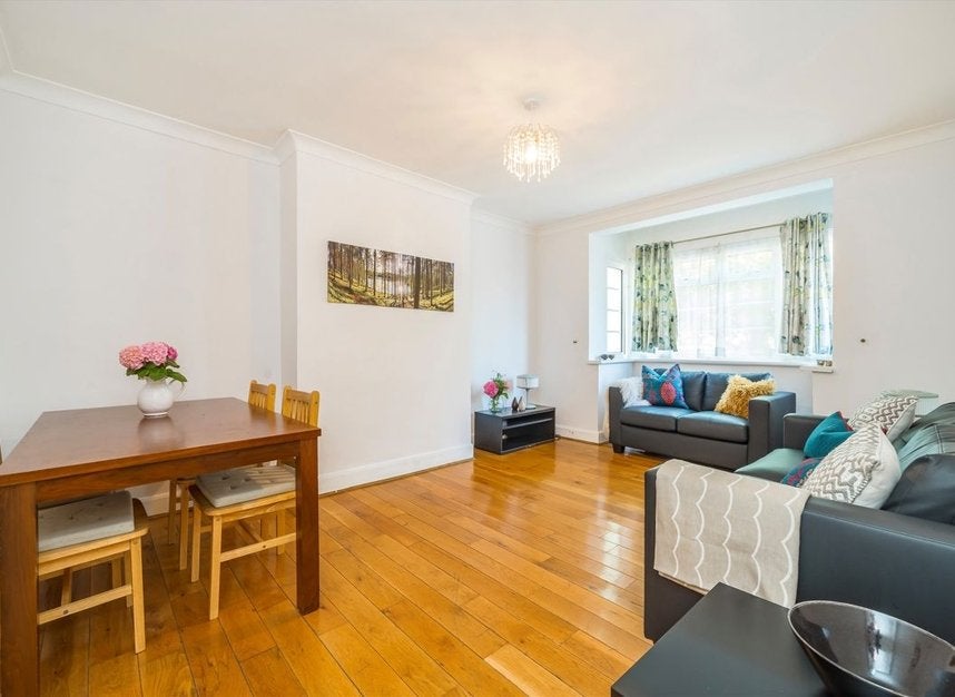 Flat Mount Avenue in Greater London
