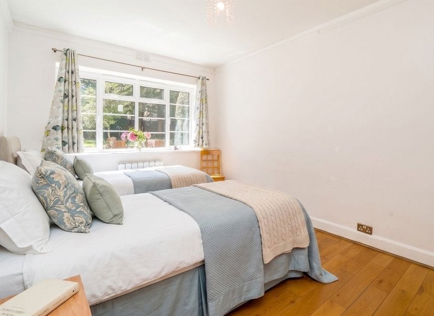 Flat Mount Avenue in Greater London