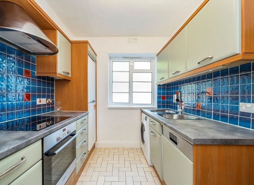 Flat Mount Avenue in Greater London
