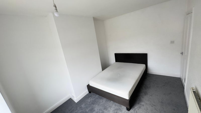 Room Parsonage Road in Bradford