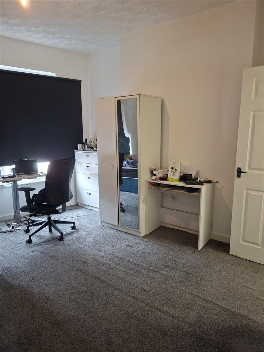 Room Keith Avenue in Liverpool