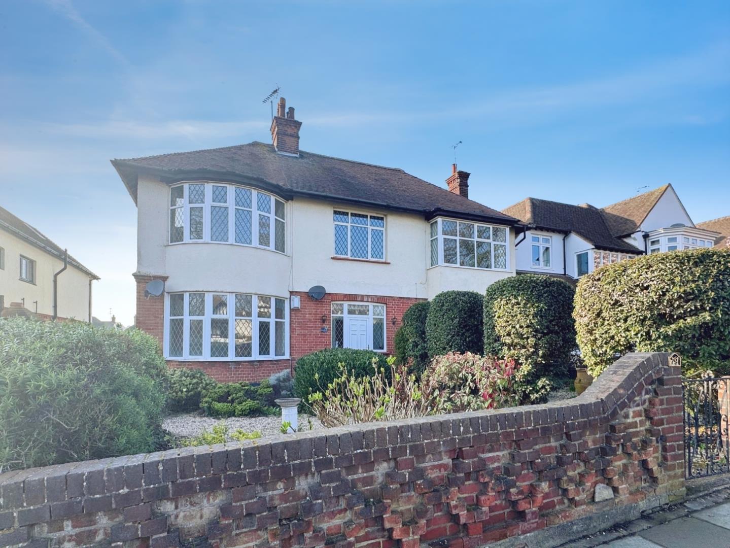 Flat Chalkwell Avenue in Southend-on-Sea