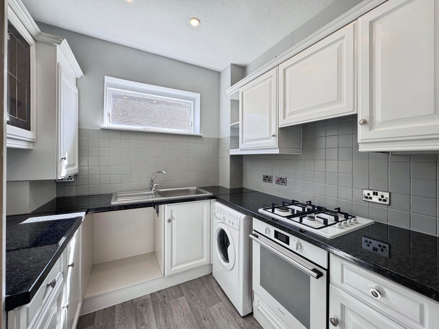 Flat Chalkwell Avenue in Southend-on-Sea