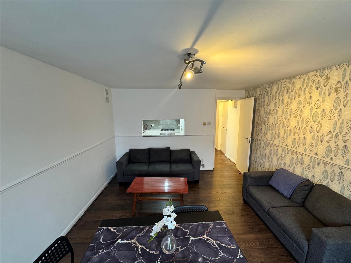Flat Ponder Street in Greater London