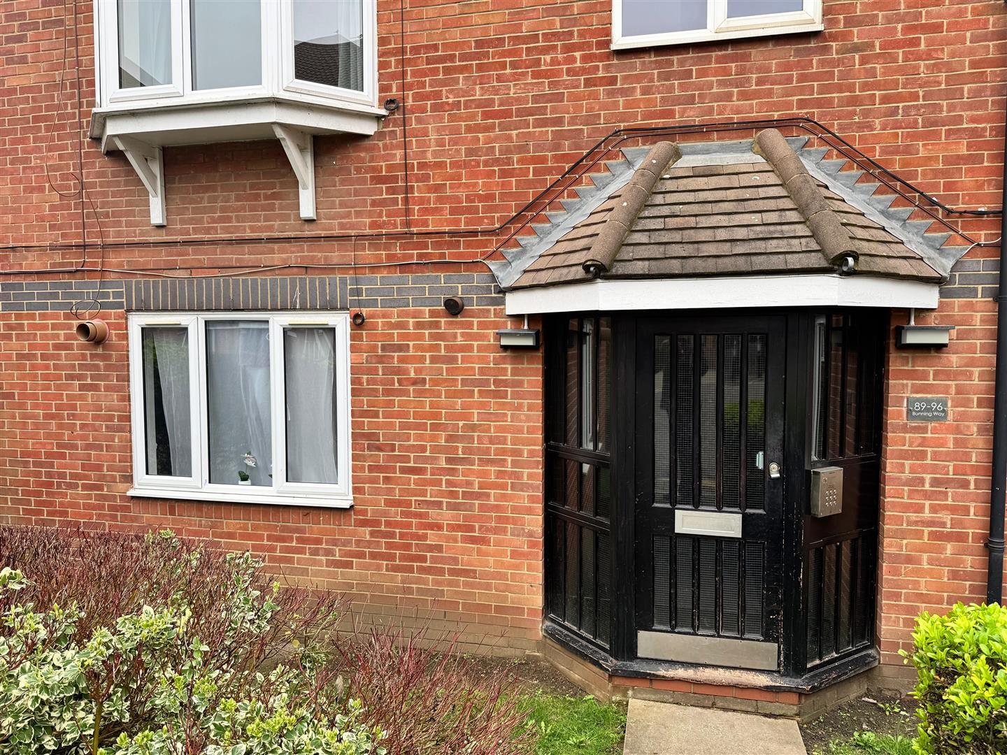 Flat Ponder Street in Greater London