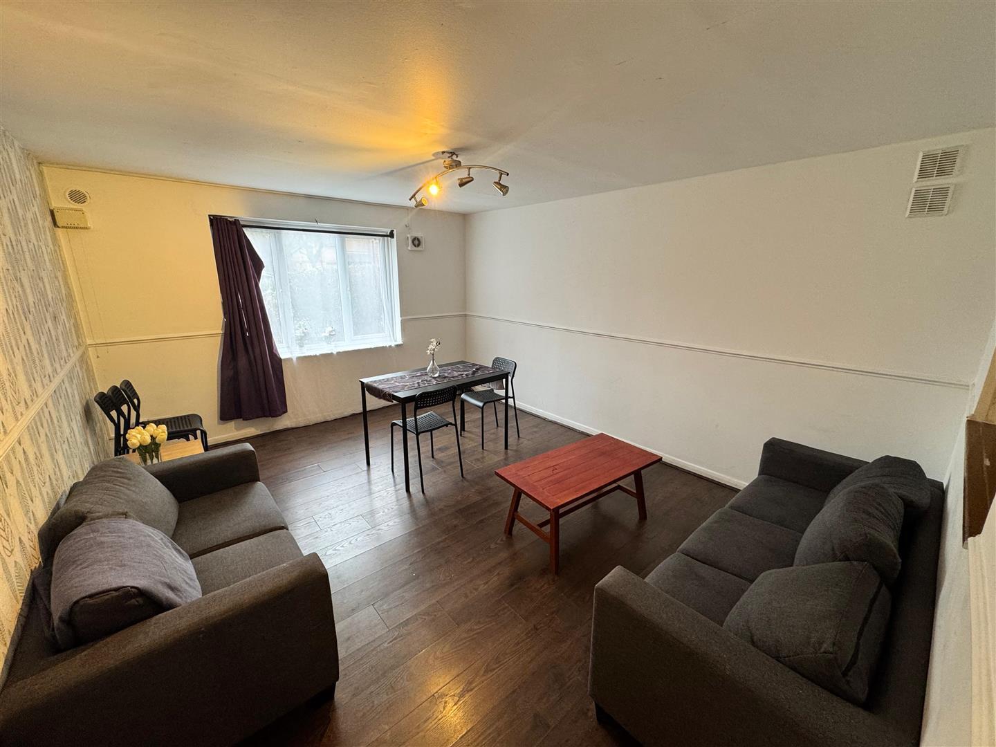 Flat Ponder Street in Greater London