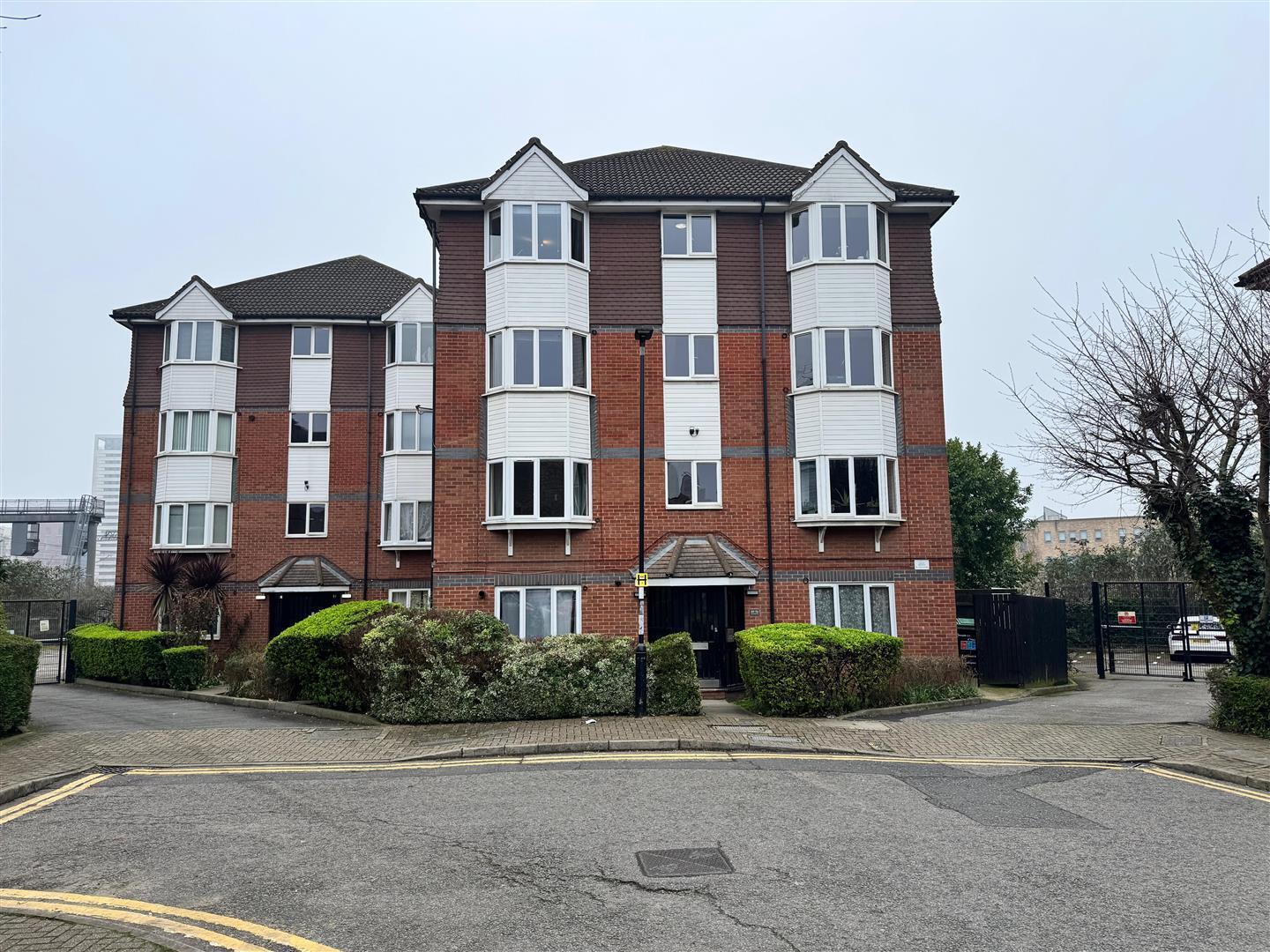 Flat Ponder Street in Greater London