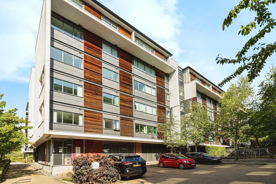 Flat Hudson Way in London