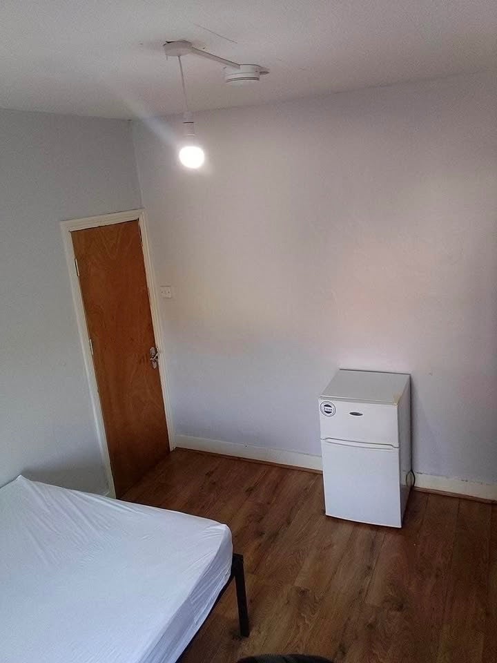 Room Lawrence Road in Greater London