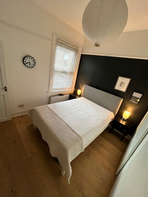 Room Chertsey Road in Greater London