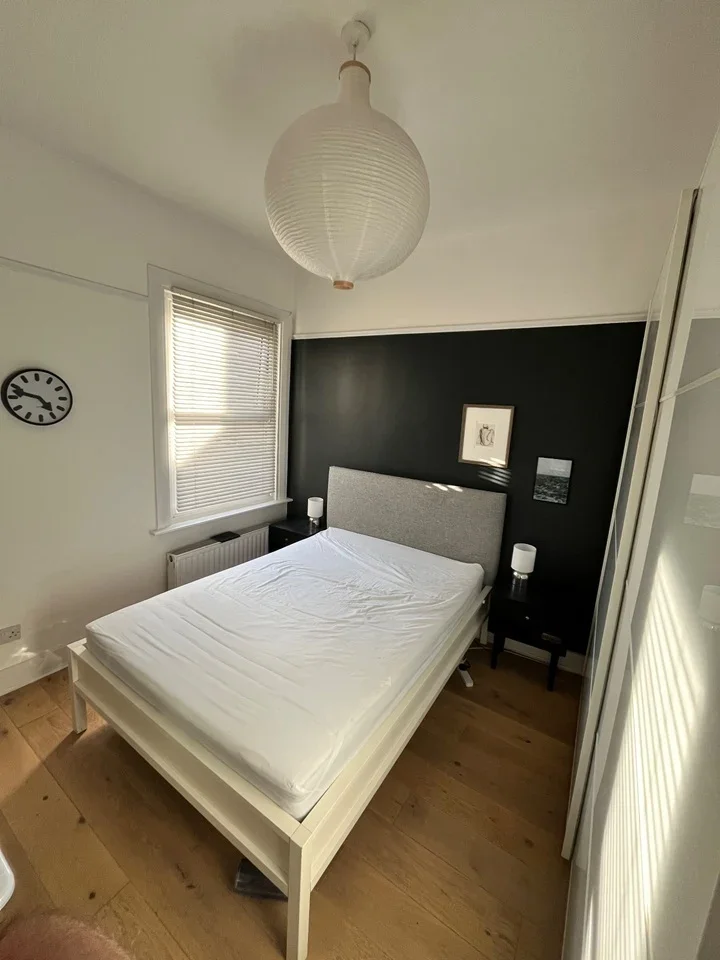 Room Chertsey Road in Greater London