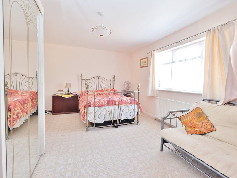 Room Teal Avenue in Greater London