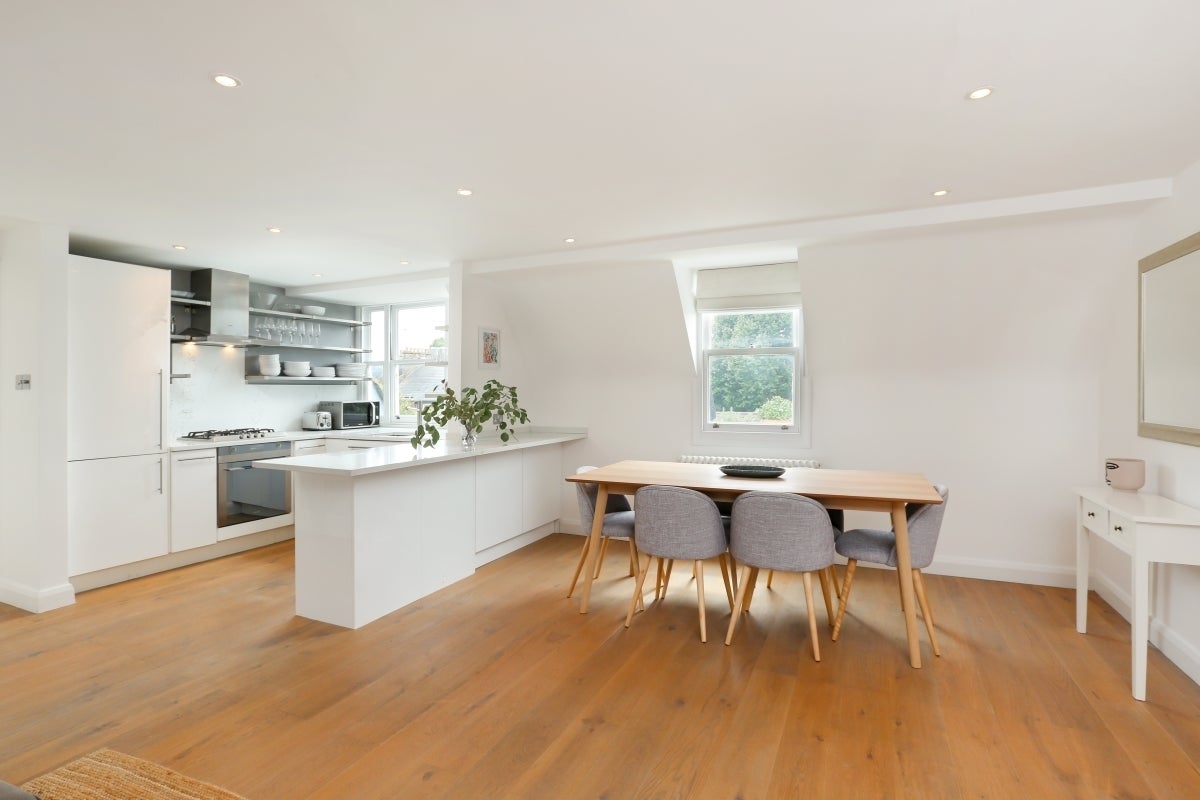 Flat Oxford Gardens in Greater London