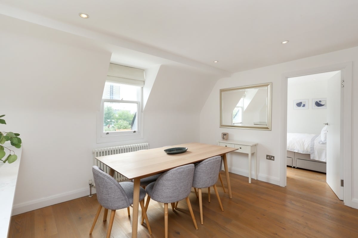 Flat Oxford Gardens in Greater London