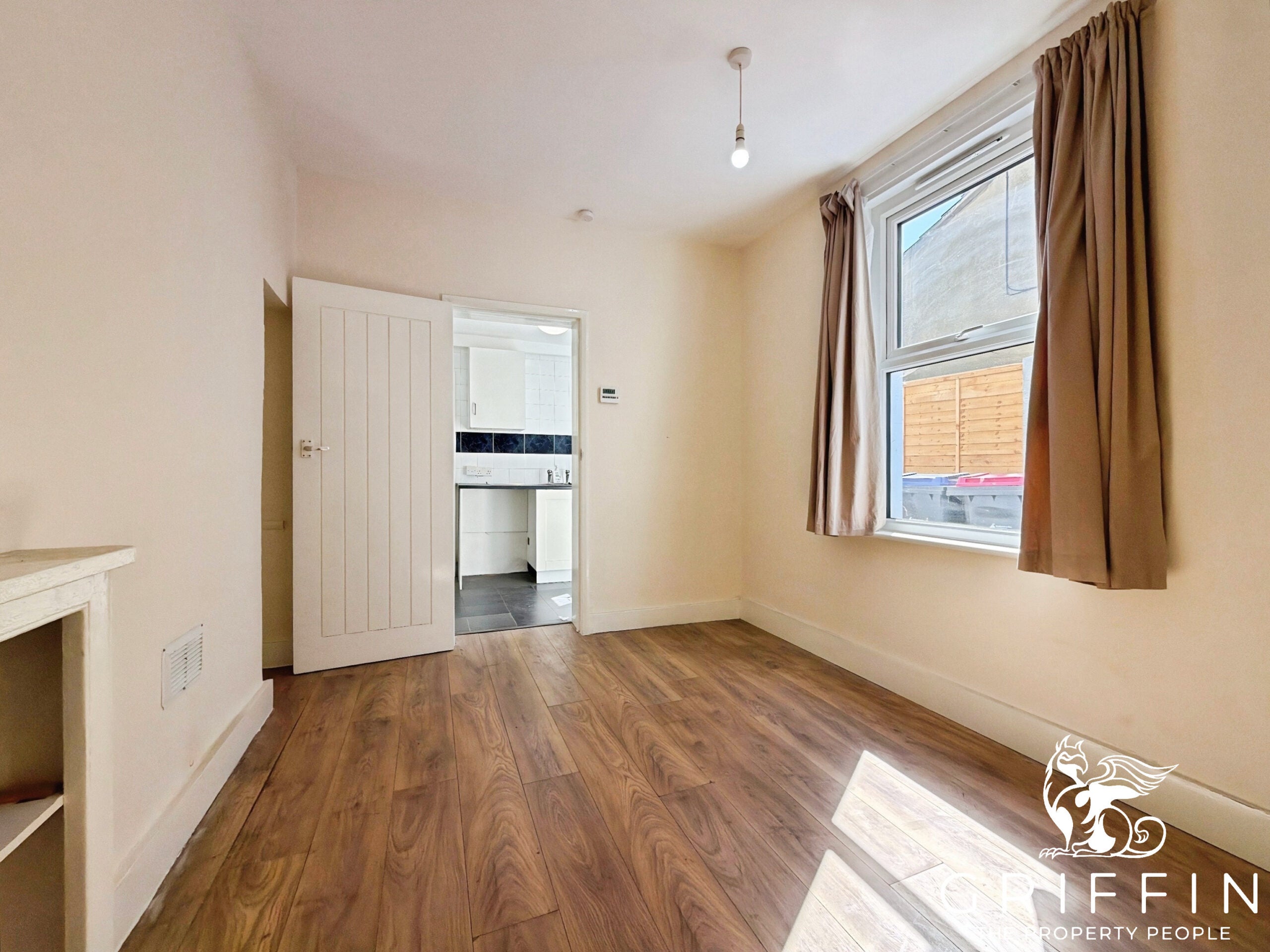 Flat Southsea Avenue in Leigh-on-Sea