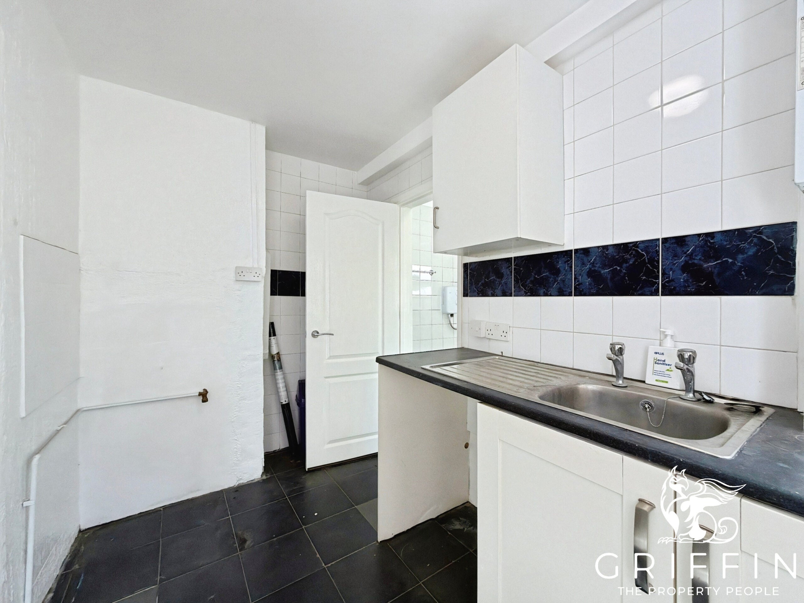 Flat Southsea Avenue in Leigh-on-Sea
