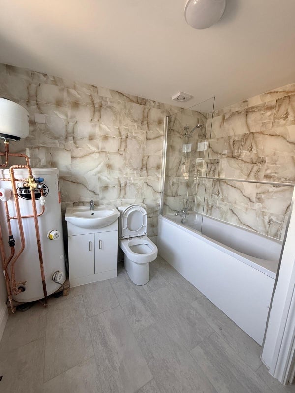 Room Romford Road in Greater London