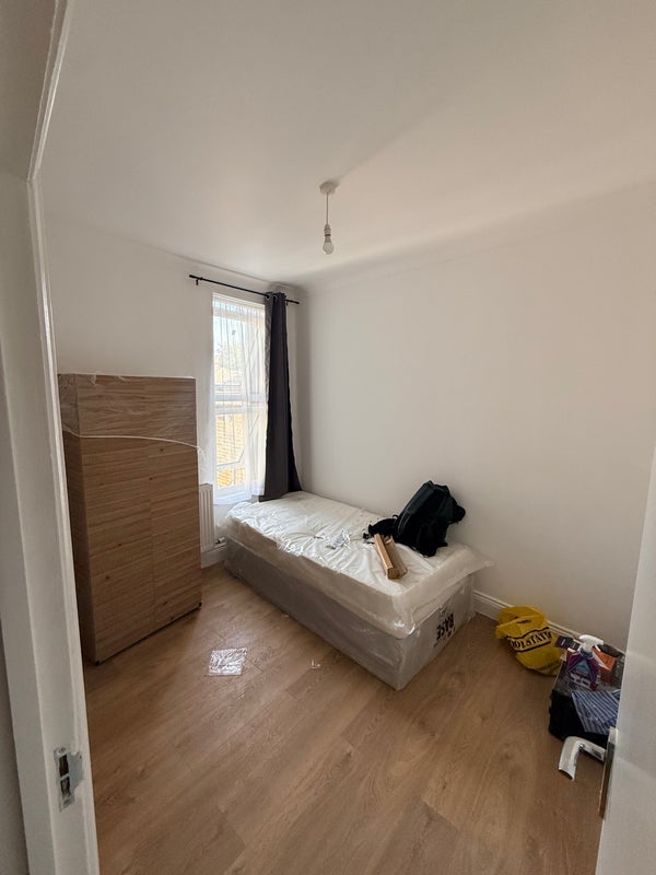 Room Romford Road in Greater London