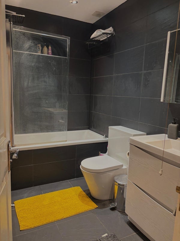 Room Hooper Street in Greater London