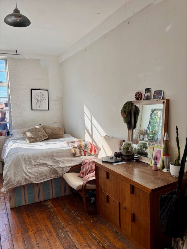 Room Hackney Road in Greater London