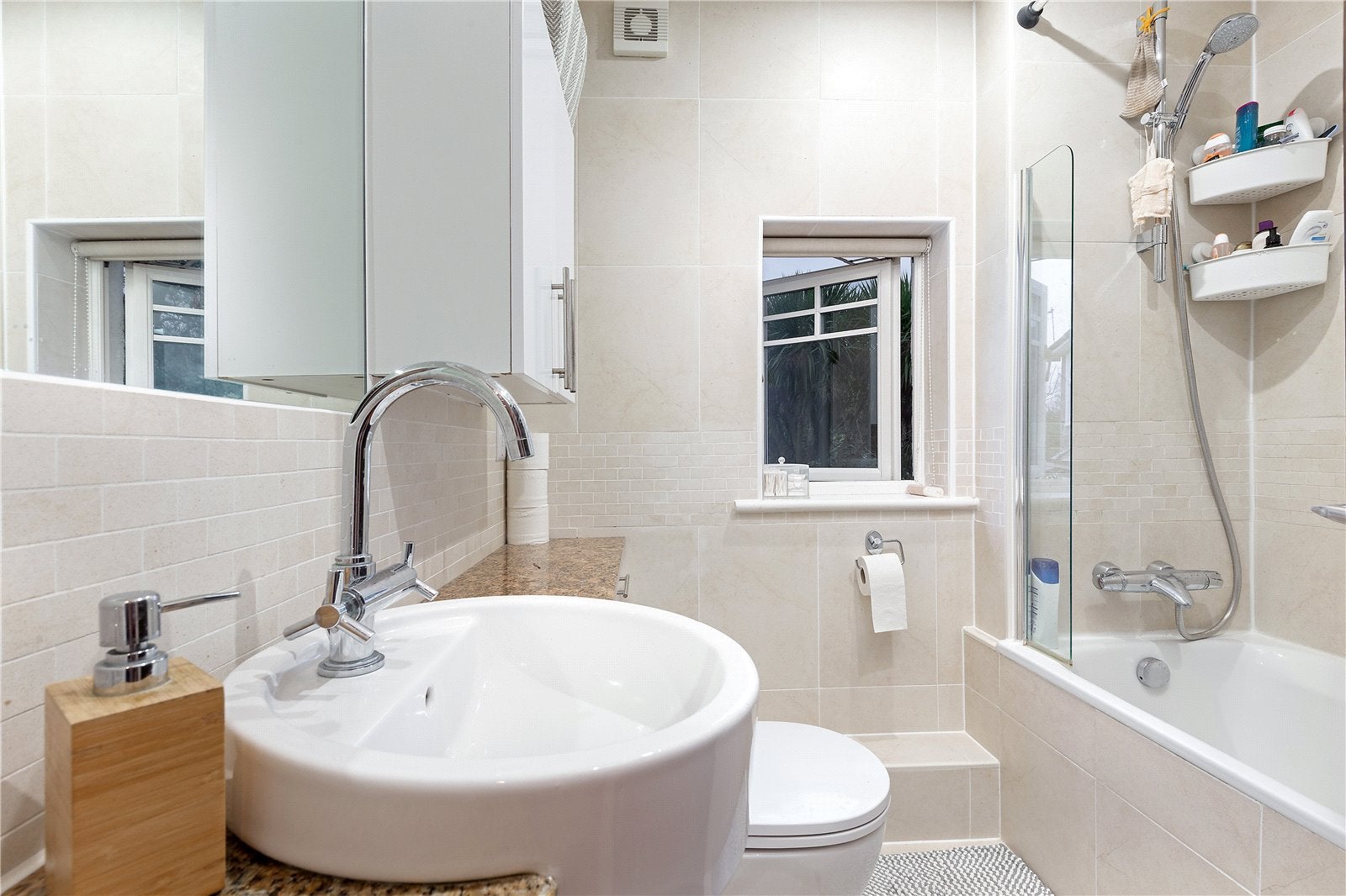 Flat Sheen Gate Gardens in Greater London