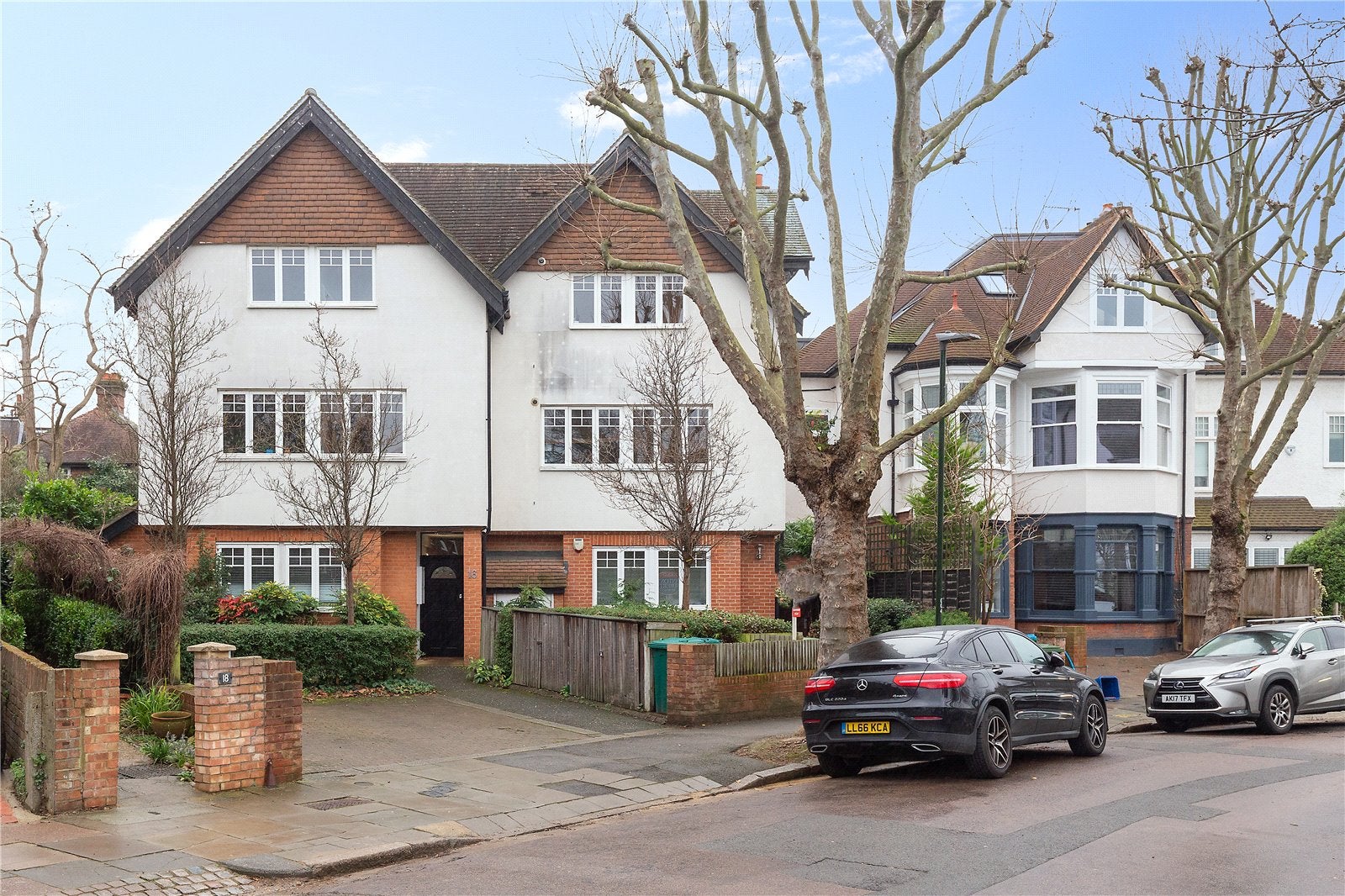 Flat Sheen Gate Gardens in Greater London