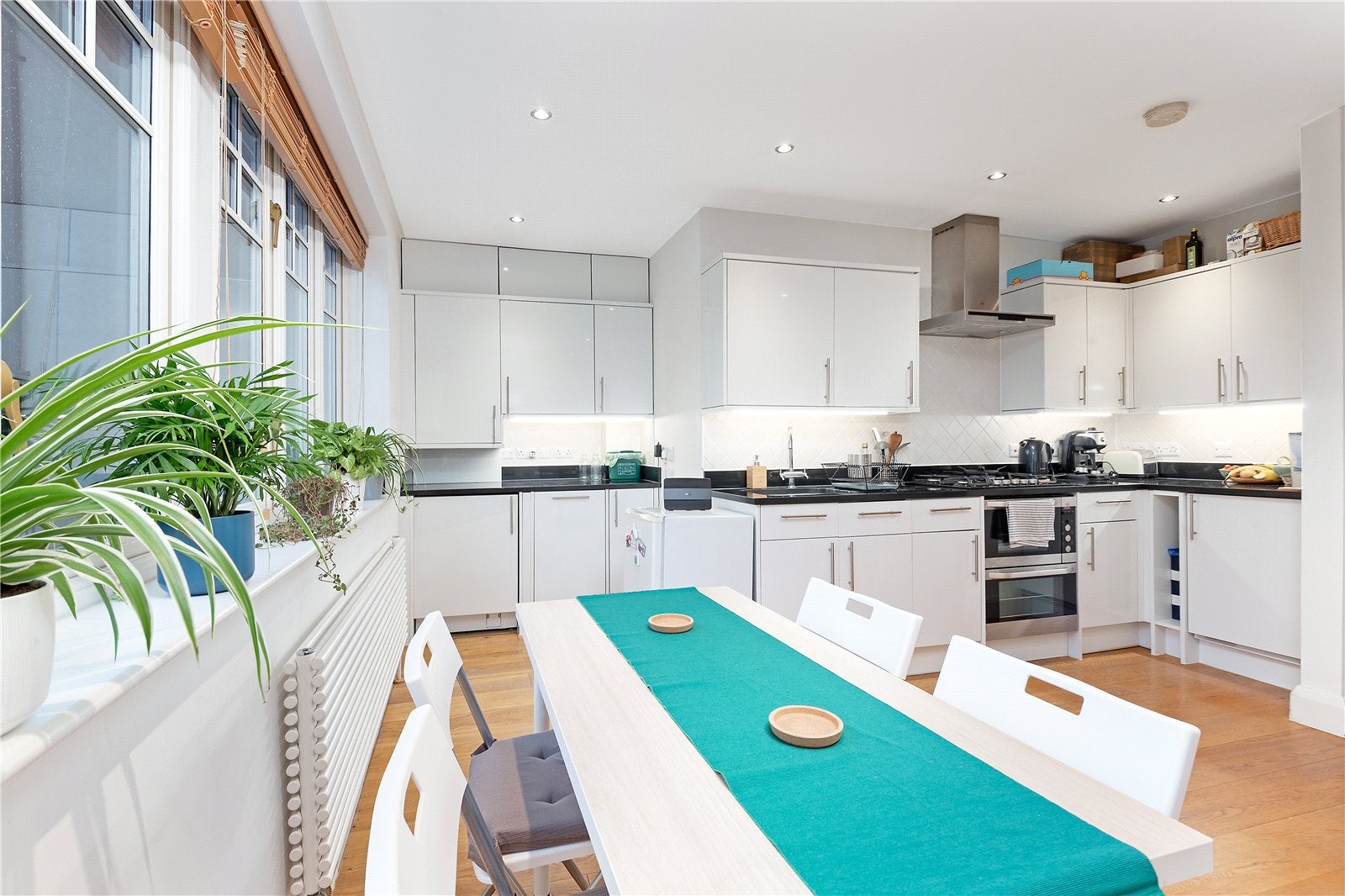 Flat Sheen Gate Gardens in Greater London