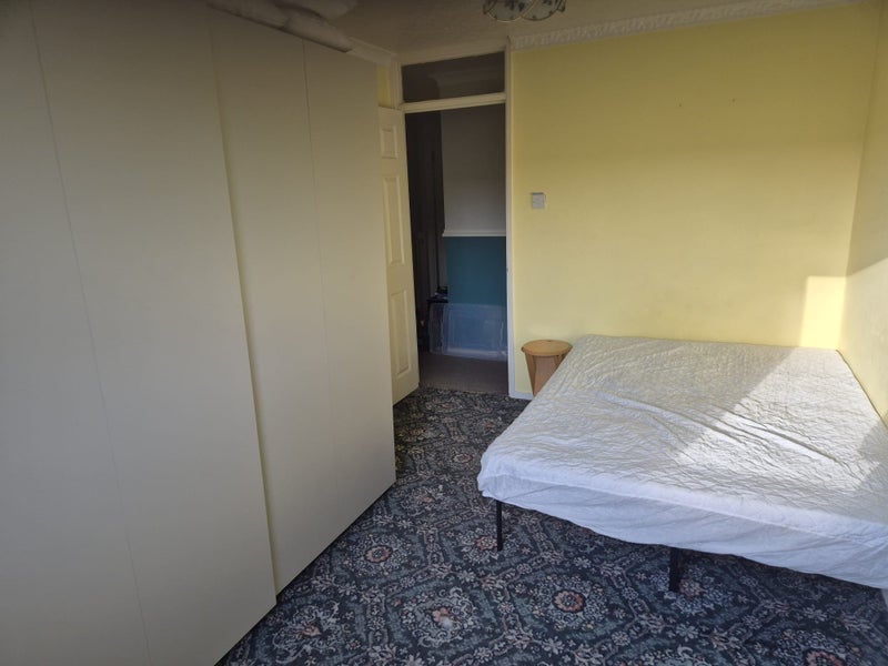 Room Coolfin Road in Greater London