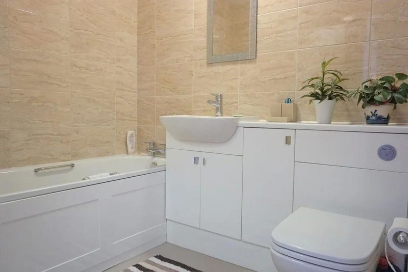Room Coolfin Road in Greater London