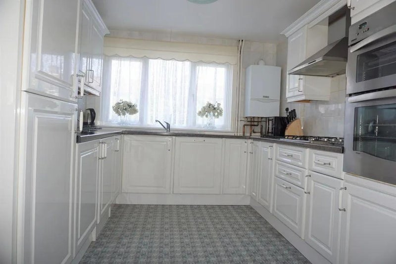 Room Coolfin Road in Greater London