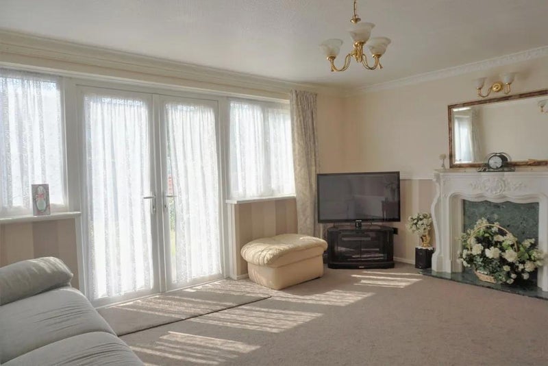 Room Coolfin Road in Greater London