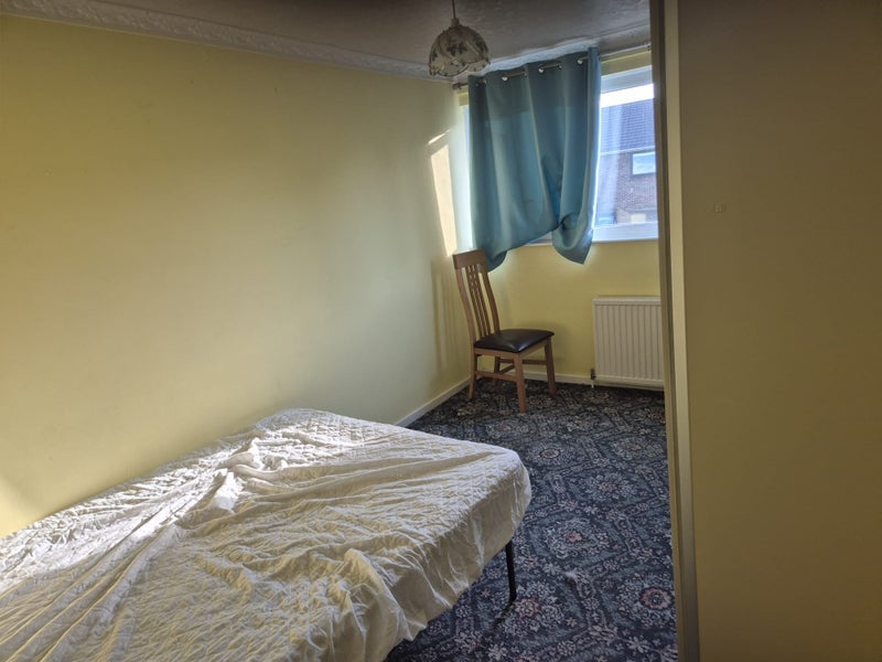 Room Coolfin Road in Greater London