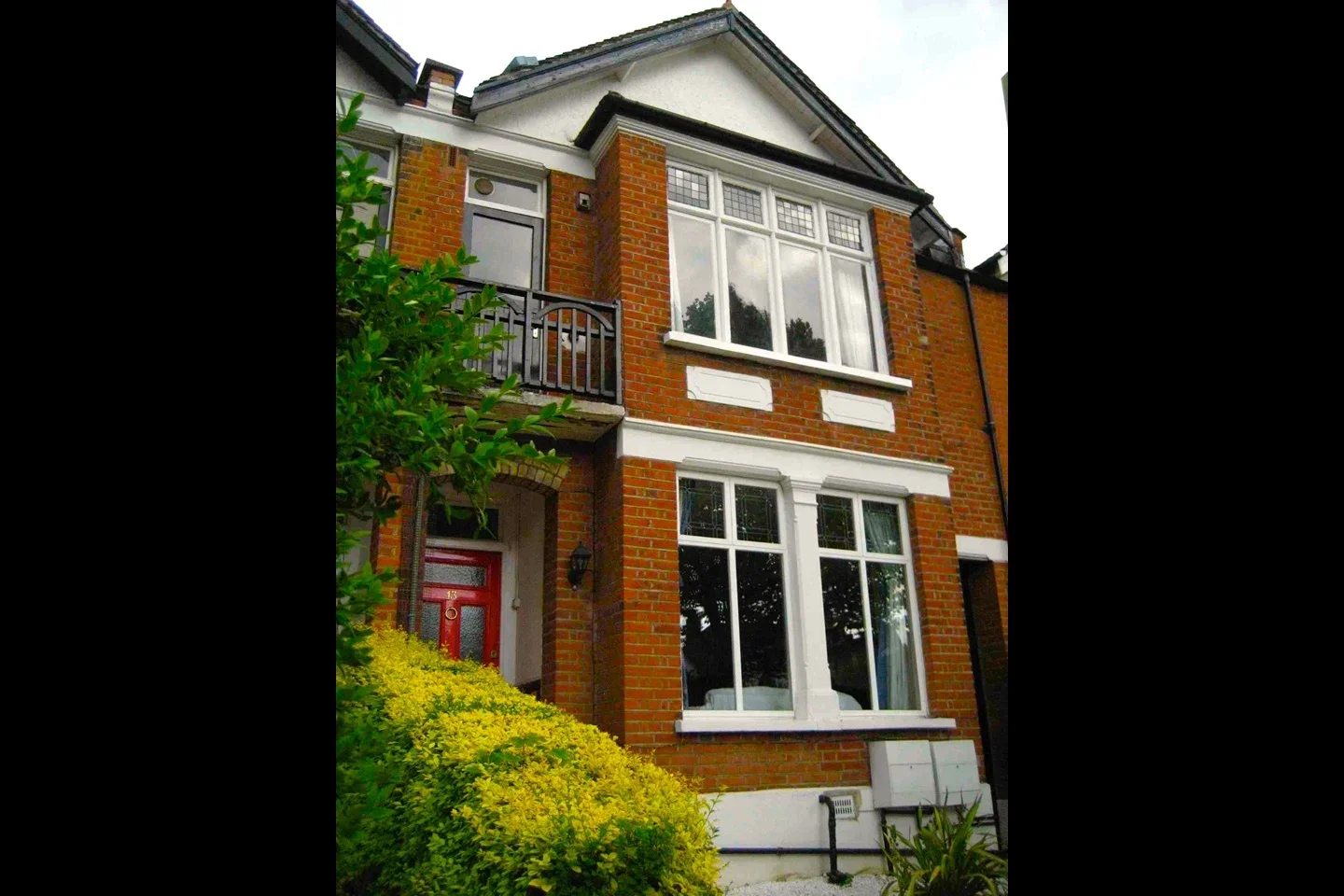 Flat Wimborne Gardens in Greater London