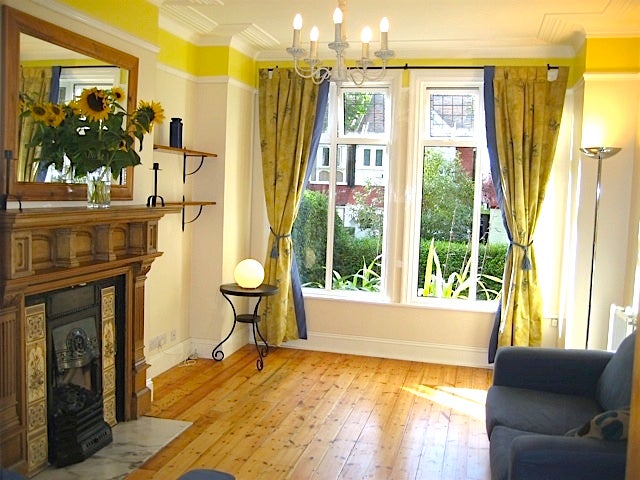 Flat Wimborne Gardens in Greater London