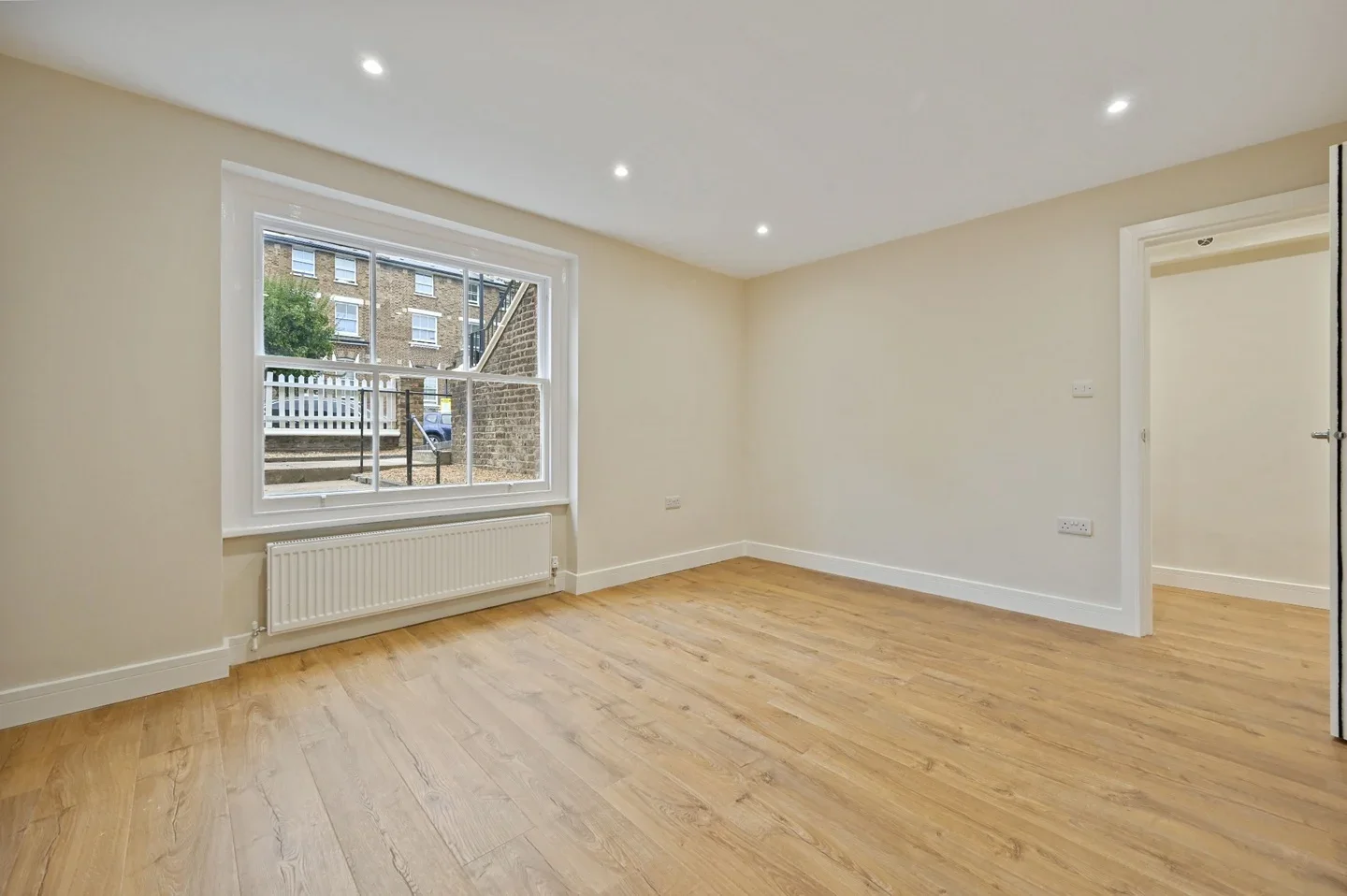Flat Findon Road in Greater London