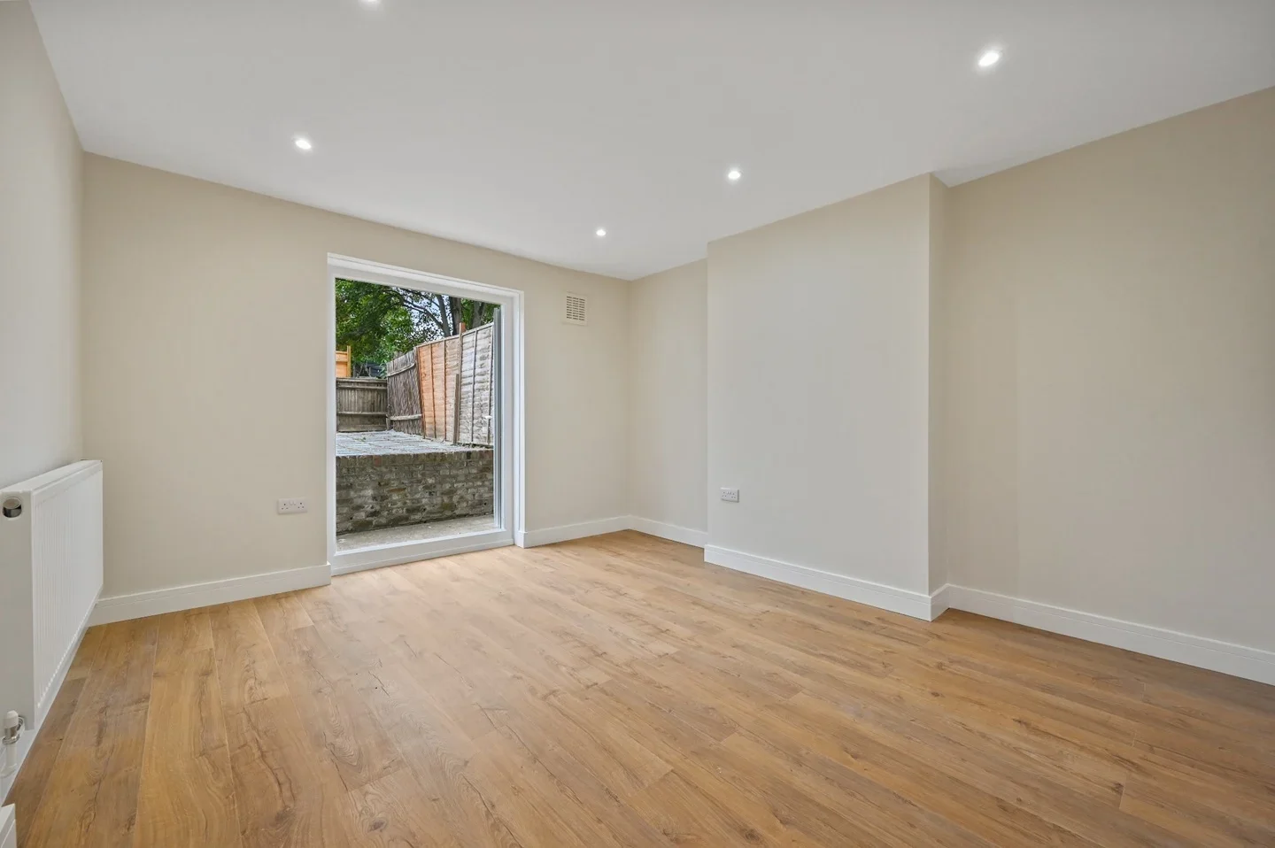 Flat Findon Road in Greater London