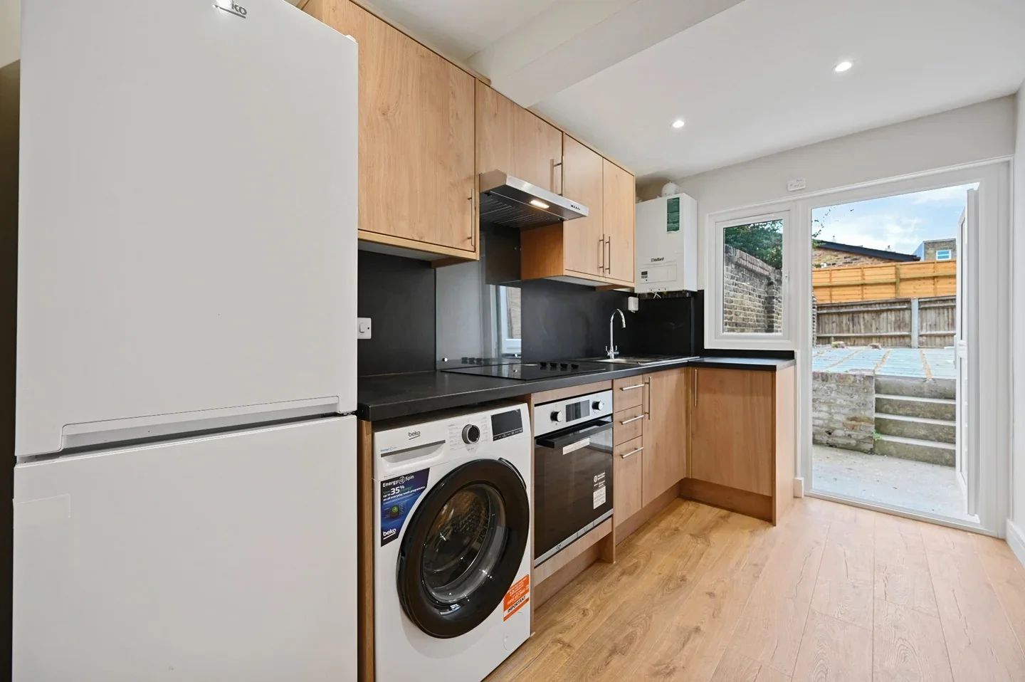 Flat Findon Road in Greater London