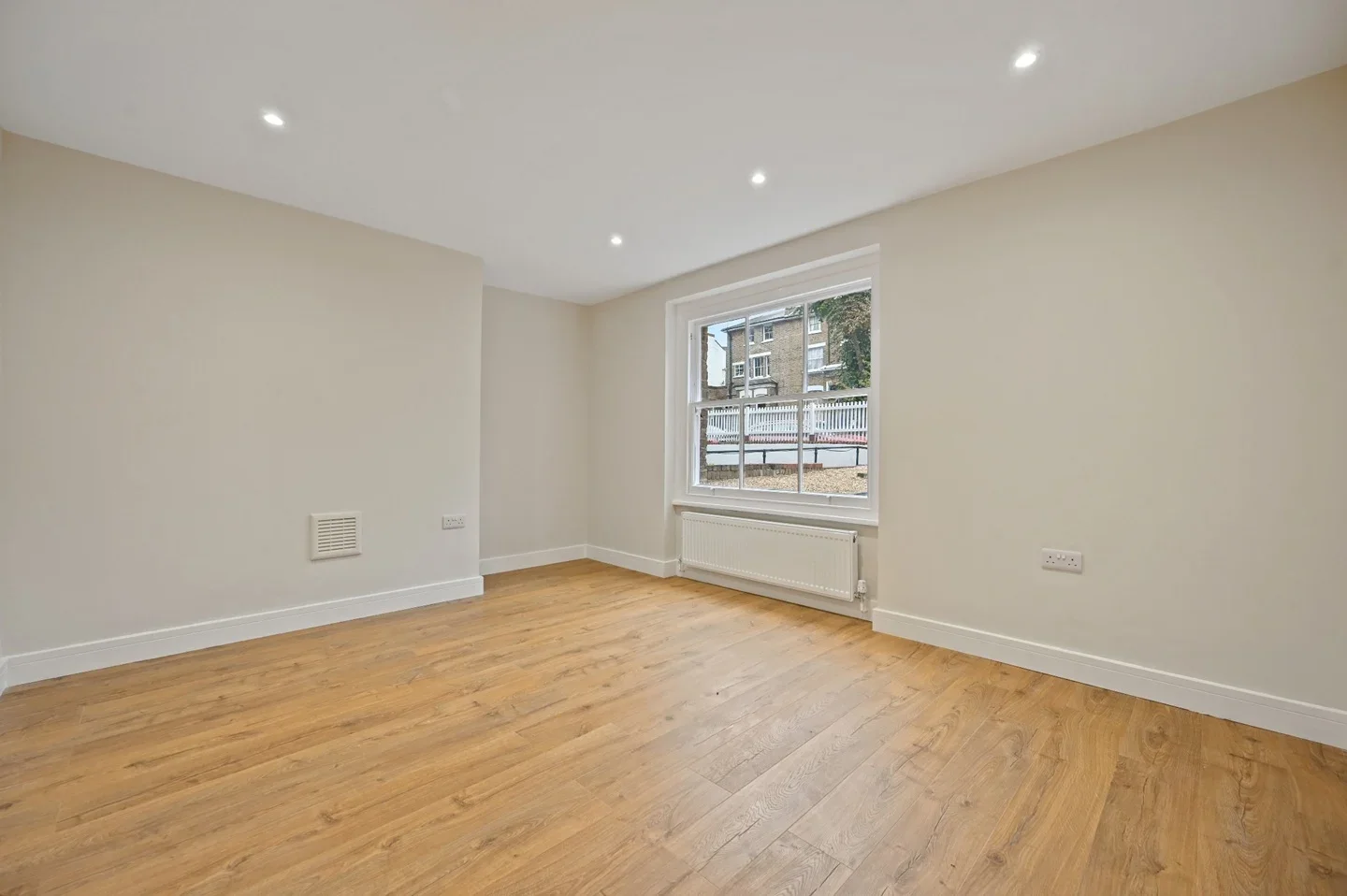 Flat Findon Road in Greater London