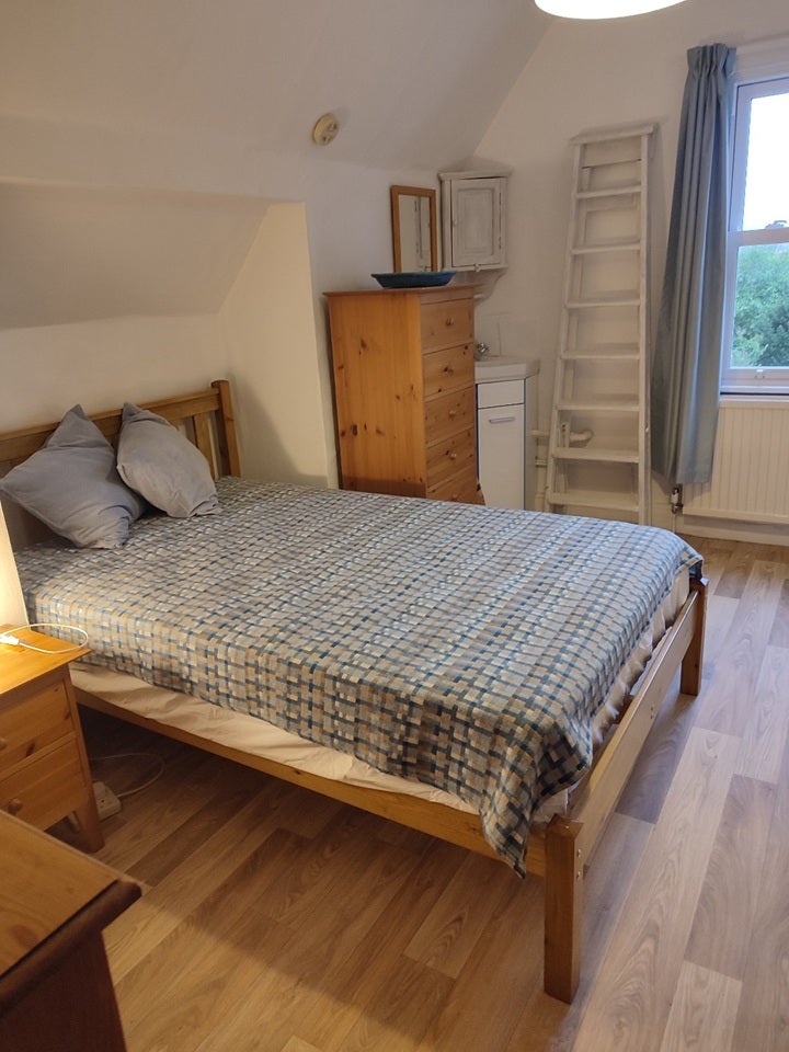 Room Barry Road in Greater London