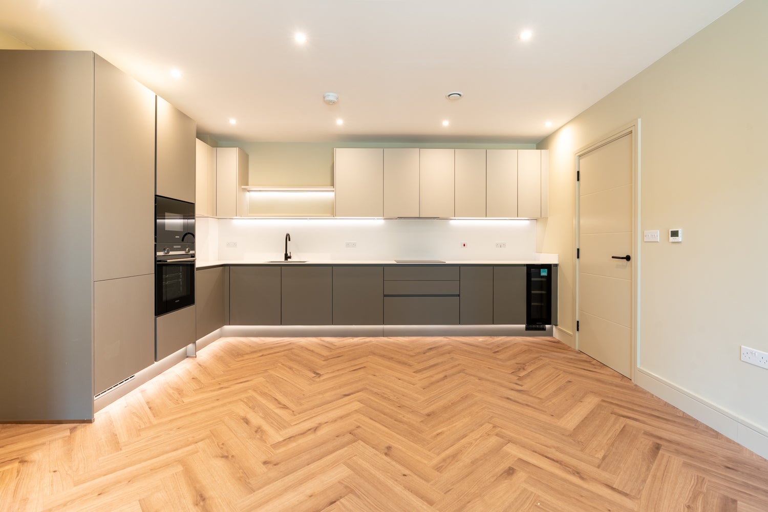 Flat Lapidge Drive in Greater London