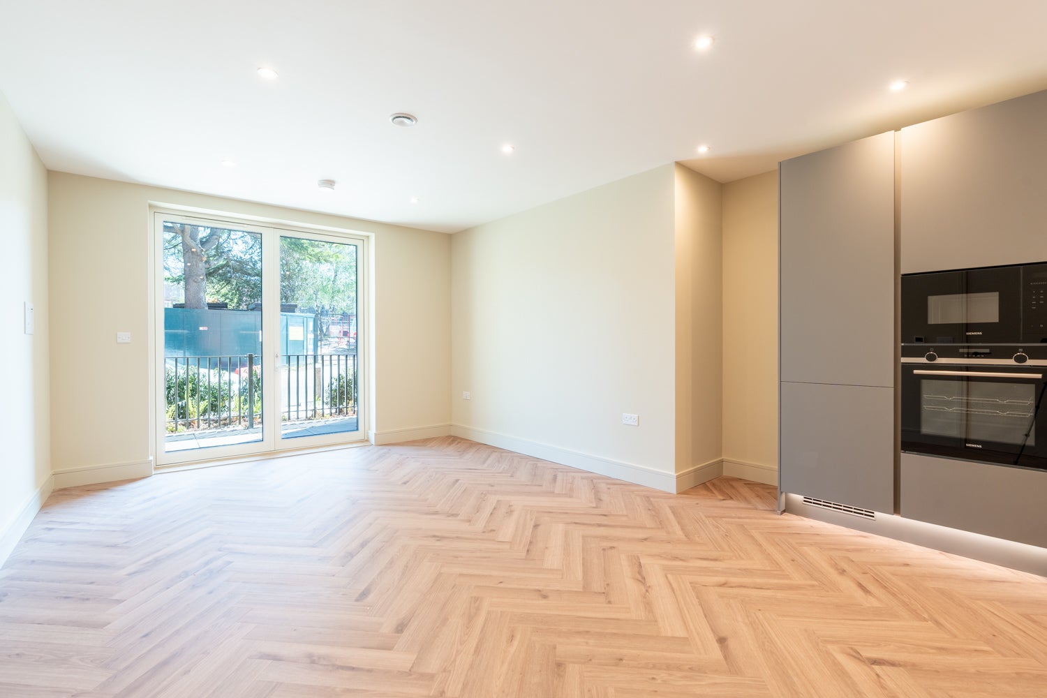 Flat Lapidge Drive in Greater London
