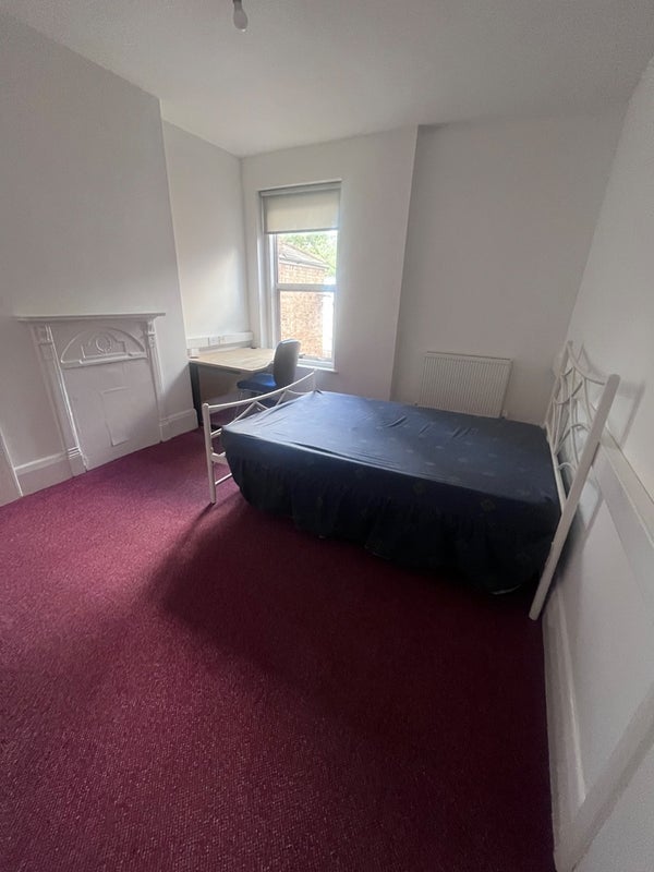 Flat Bromley Road in London