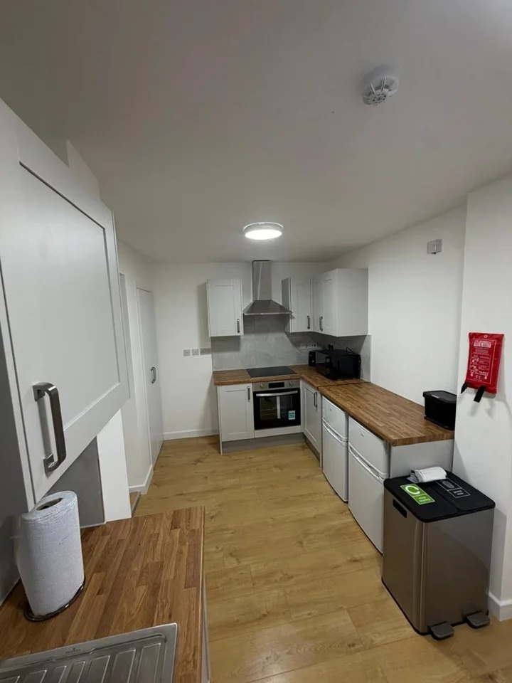 Room West End Road in Greater London
