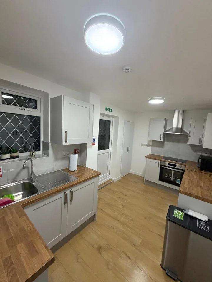 Room West End Road in Greater London