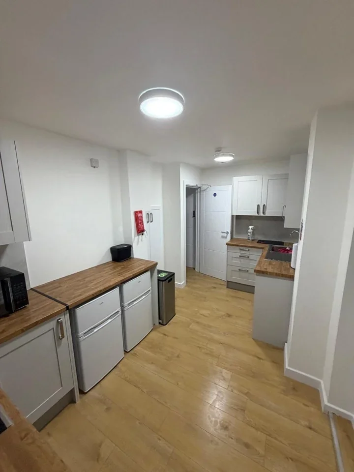 Room West End Road in Greater London