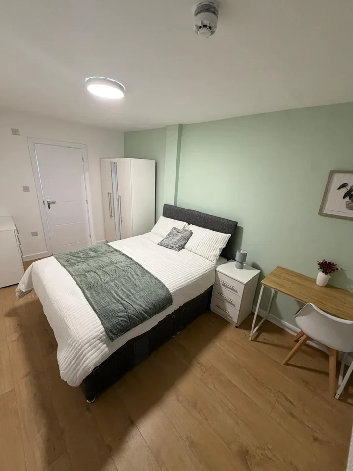 Room West End Road in Greater London