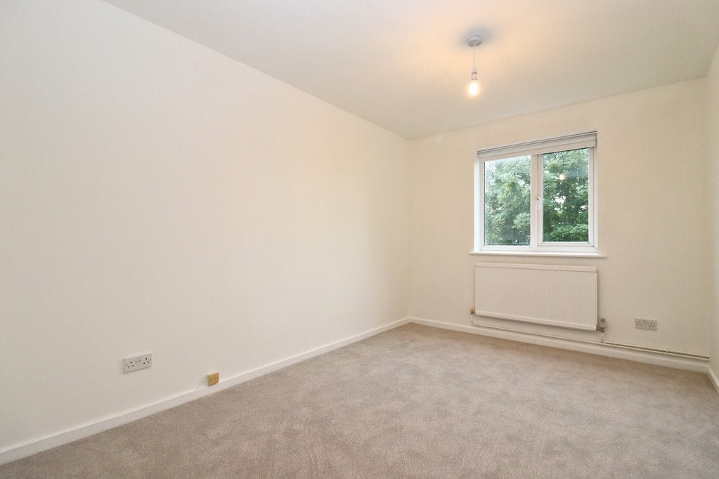 Flat Chessington Hall Gardens in Greater London
